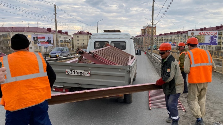 Курганцы жалуются на малое количество рабочих на Некрасовском мосту