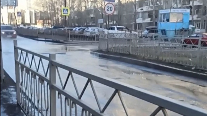 Пар, как в Долине гейзеров: в Екатеринбурге улицу затопило кипятком. Видео последствий аварии