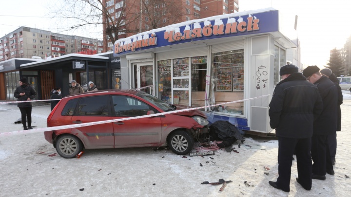 Под машину, вылетевшую на остановку в Челябинске, попали четыре человека. Одна из пострадавших шла за хлебом