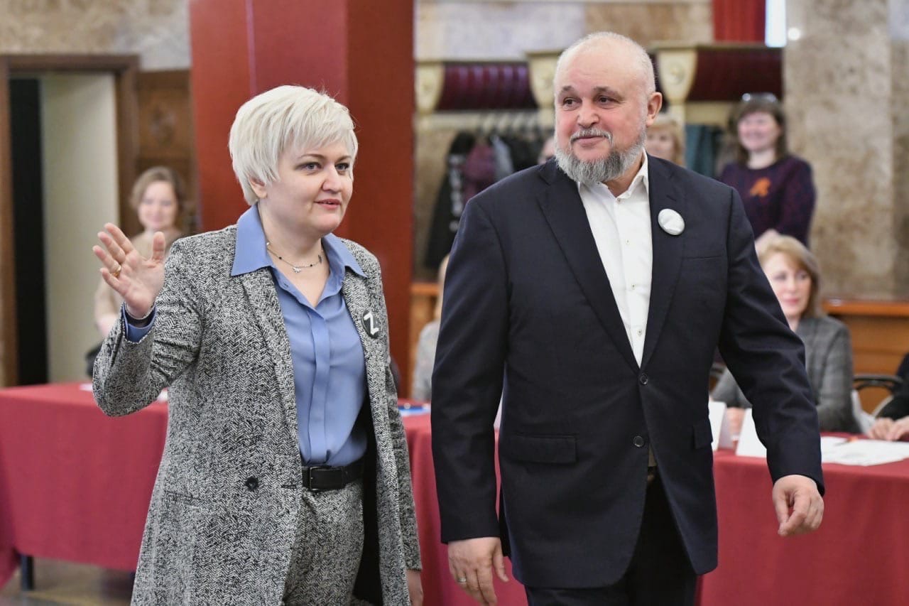 Софья Балакирева (слева) и губернатор Кузбасса Сергей Цивилёв
