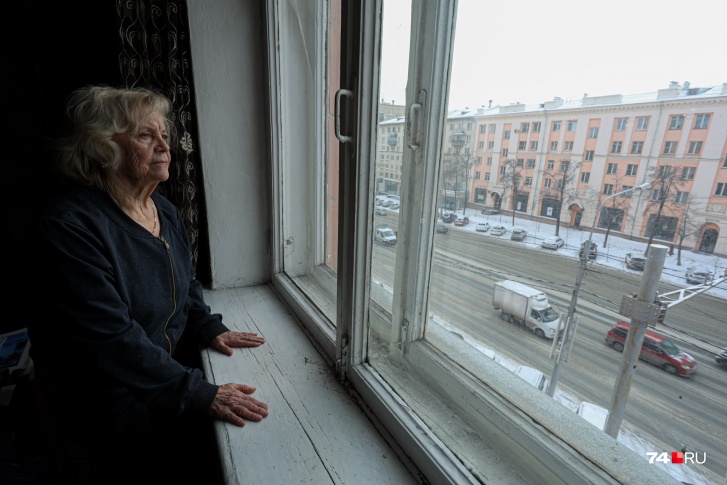 85-летняя Мария Васильевна живет в квартире с видом на проспект Ленина 85-летняя Мария Васильевна живет в квартире с видом на проспект Ленина