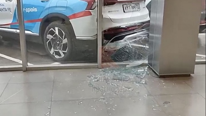 В Краснодаре легковушка разбила витрину автосалона на Ростовском шоссе