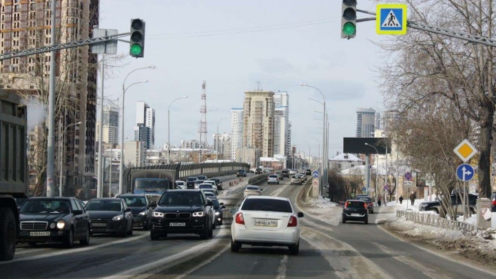 В Екатеринбурге стали убирать знаки, предупреждающие о камерах. Почему это произошло?