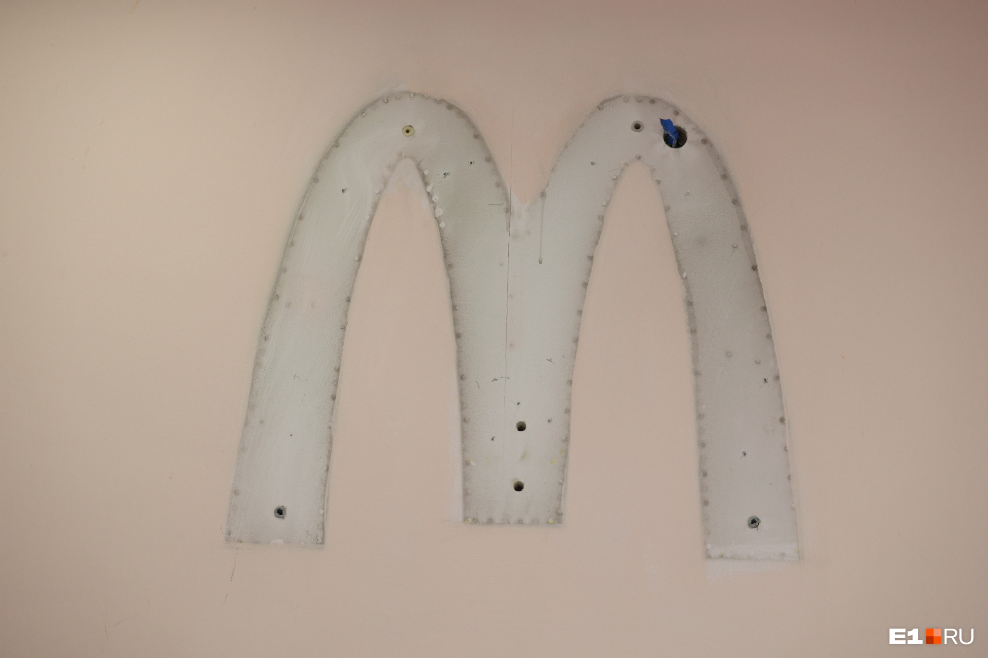 «Лучше бы KFC закрыли!»: фоторепортаж из «Макдоналдсов» Екатеринбурга в их последние часы работы