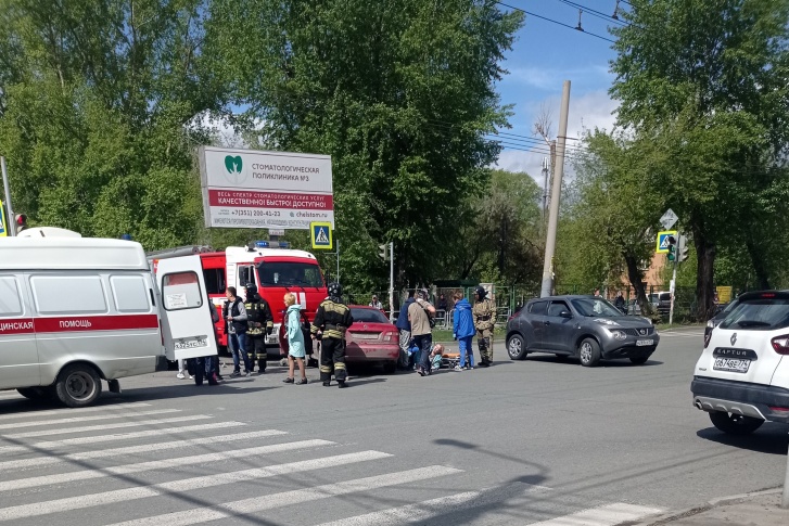 Авария произошла на перекрестке в Тракторозаводском районе Авария произошла на перекрестке в Тракторозаводском районе