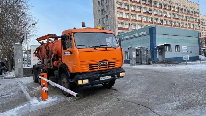 Территорию медицинского центра на Коломенской затопило — холодную воду на день отключили на четырех улицах