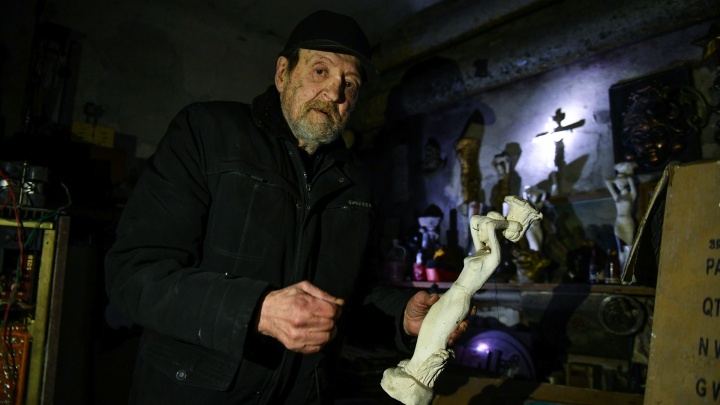 После публикации на E1.RU власти заметили пожилого скульптора, который 20 лет жил в ужасном бункере