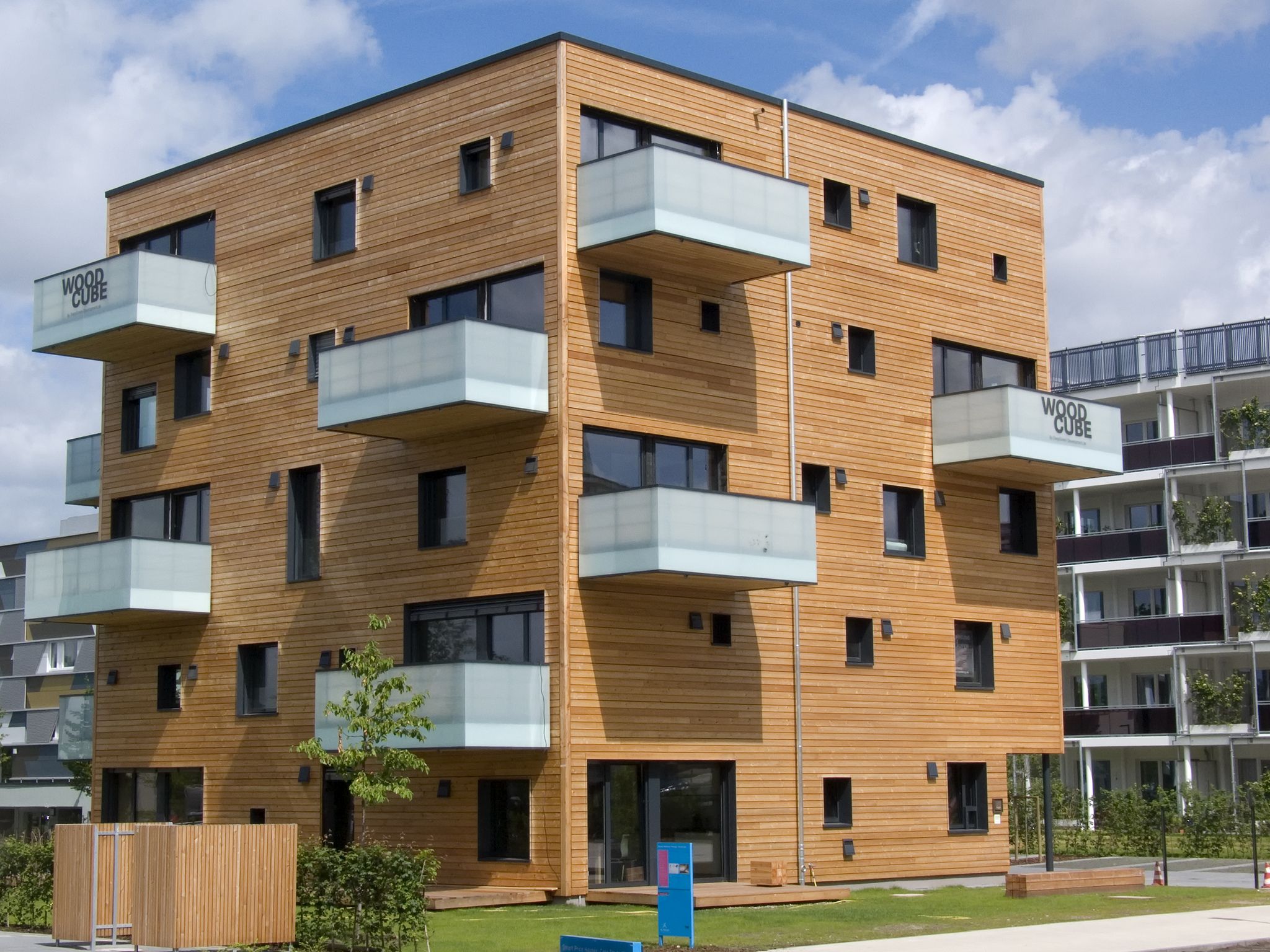 Пятиэтажный деревянный дом в Гамбурге, построенный в 2013 году. В нем всего <nobr class="_">8 квартир</nobr> площадью от 90 до 190 квадратов