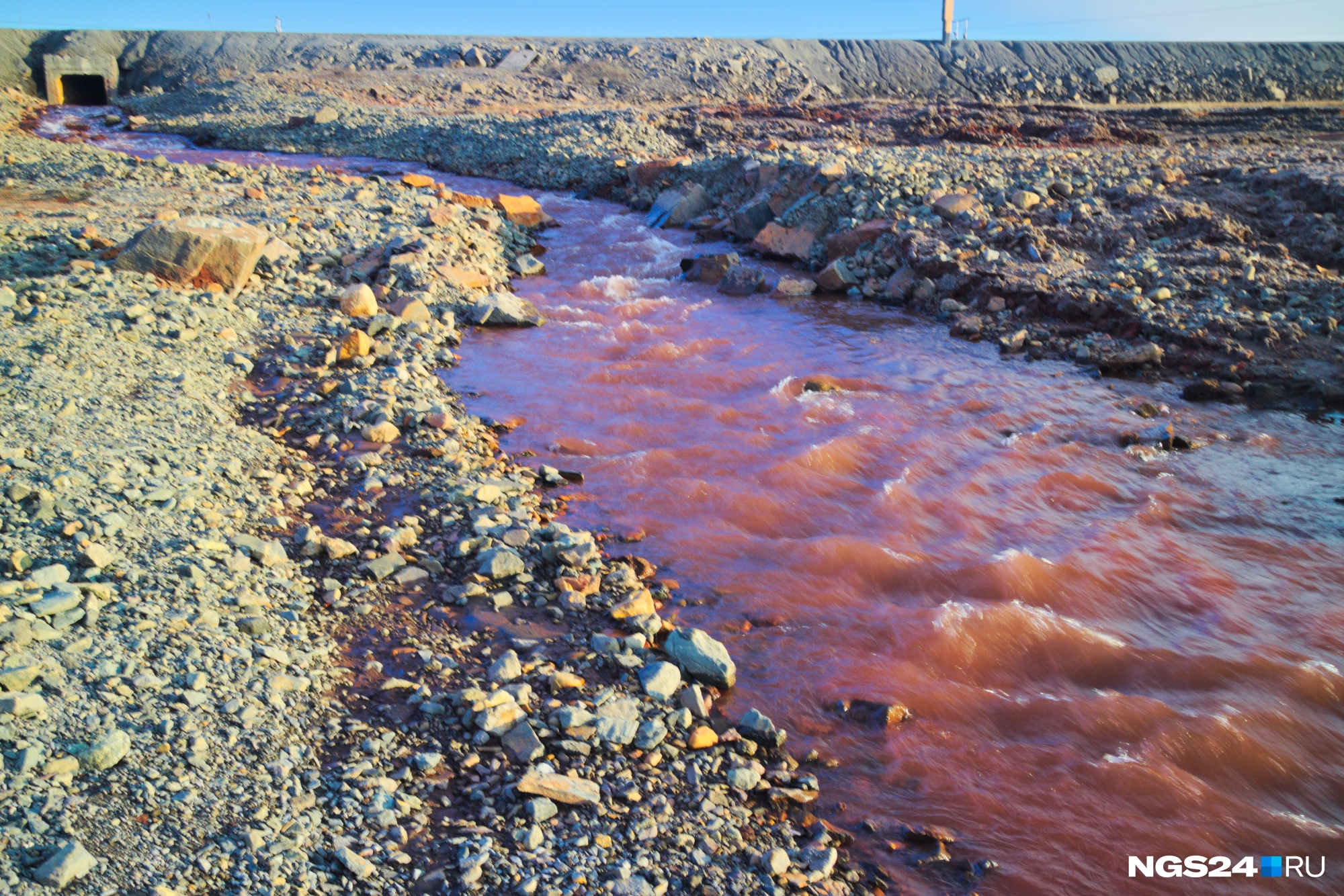 Красная вода в притоке реки Далдыкан Красная вода в притоке реки Далдыкан