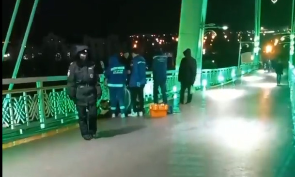 На мосту Влюбленных в Тюмени погиб человек