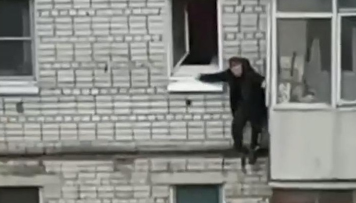 В центре Волгограда 31-летний мужчина едва не сорвался с девятиэтажки