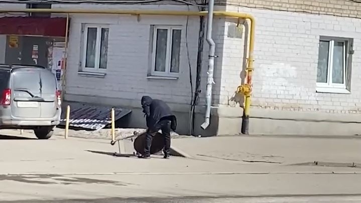 В Екатеринбурге хилый охотник за черметом проиграл в борьбе с канализационным люком. Смешное видео
