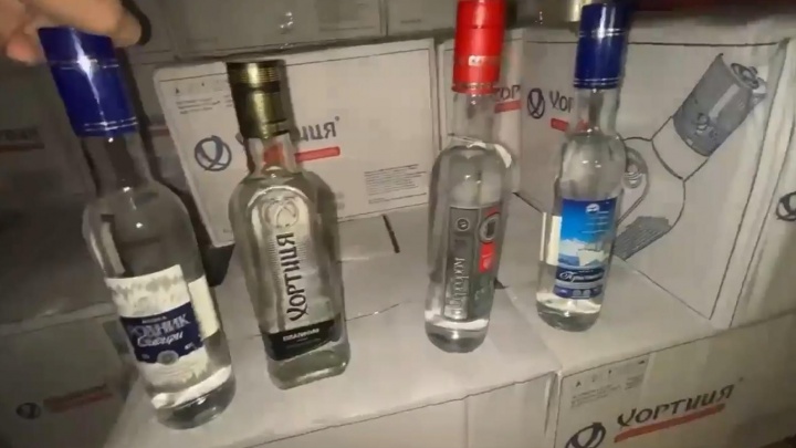 В Сургуте возбуждены уголовные дела после изъятия 25 тысяч бутылок паленой водки