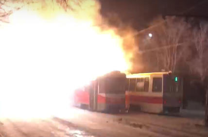 В Магнитогорске на остановке сгорели два трамвая