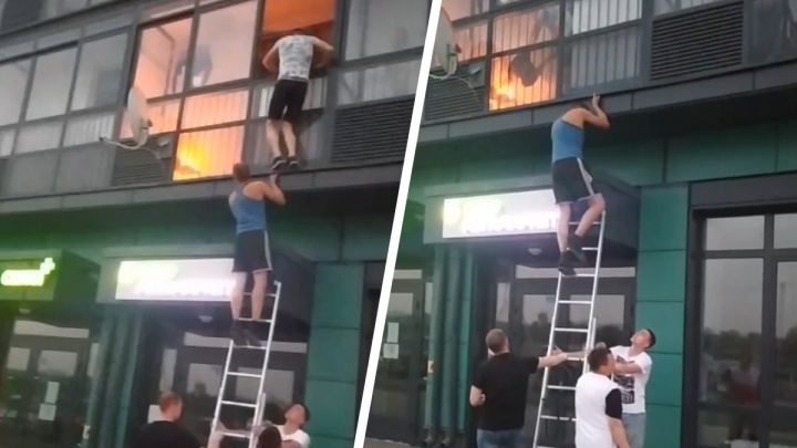 На Широкой Речке случайные прохожие потушили пожар на балконе многоэтажки. Видео