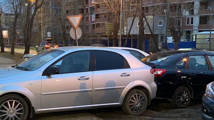 Водителей нет, а ДТП есть. В Екатеринбурге машина съехала с тротуара на соседнее авто
