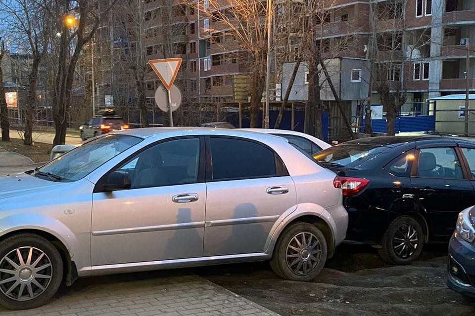 Водителей нет, а ДТП есть. В Екатеринбурге машина съехала с тротуара на соседнее авто