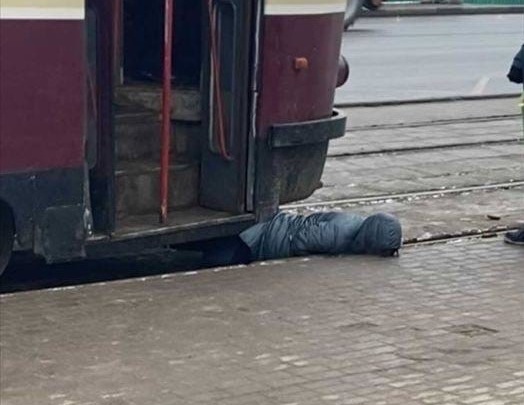 Перебегала проезжую часть: нижегородка попала под трамвай и чудом осталась жива