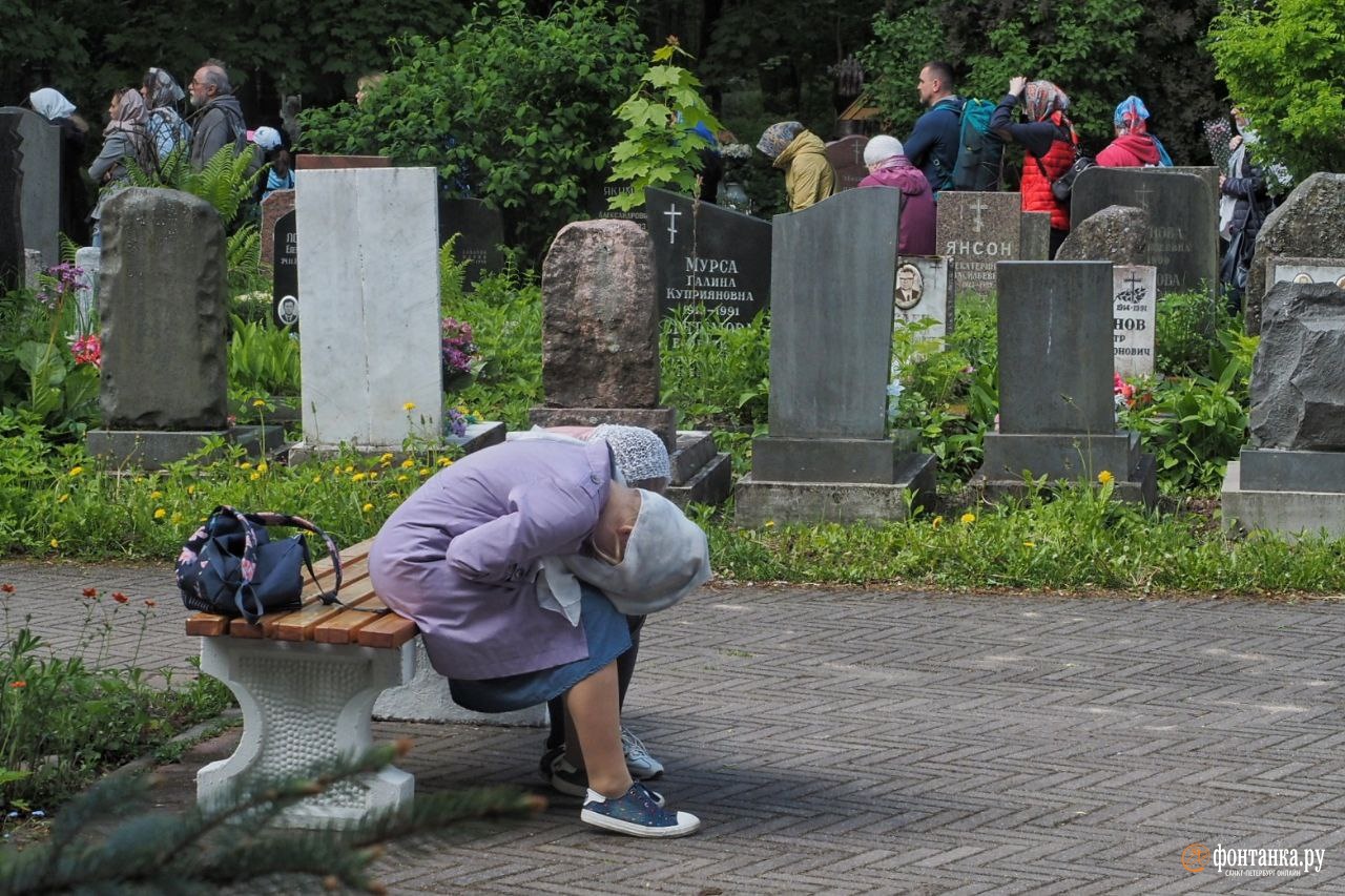 Петербуржцы в день памяти Ксении Петербургской пришли на Смоленское кладбище  просить чуда | 06.06.2022 | Санкт-Петербург - БезФормата