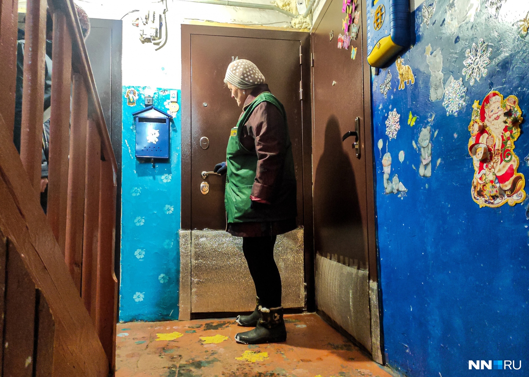 Наталья пытается достучаться до Аллочки, живущей по соседству с квартирой <nobr class="_">№ 1</nobr>3. Она боится показаться, говорит Наталья. Наталья пытается достучаться до Аллочки, живущей по соседству с квартирой <nobr class="_">№ 1</nobr>3. Она боится показаться, говорит Наталья.
