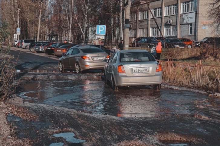 Люди ездят по этой дороге в больницу Люди ездят по этой дороге в больницу