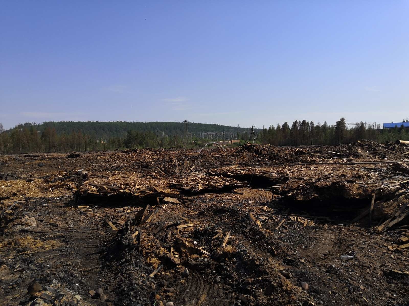Свалку отходов лесопиления в Магистральном тушили почти месяц