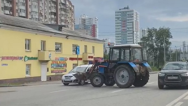 «Сел на ковш»: на шоссе Космонавтов в Перми столкнулись трактор и легковушка