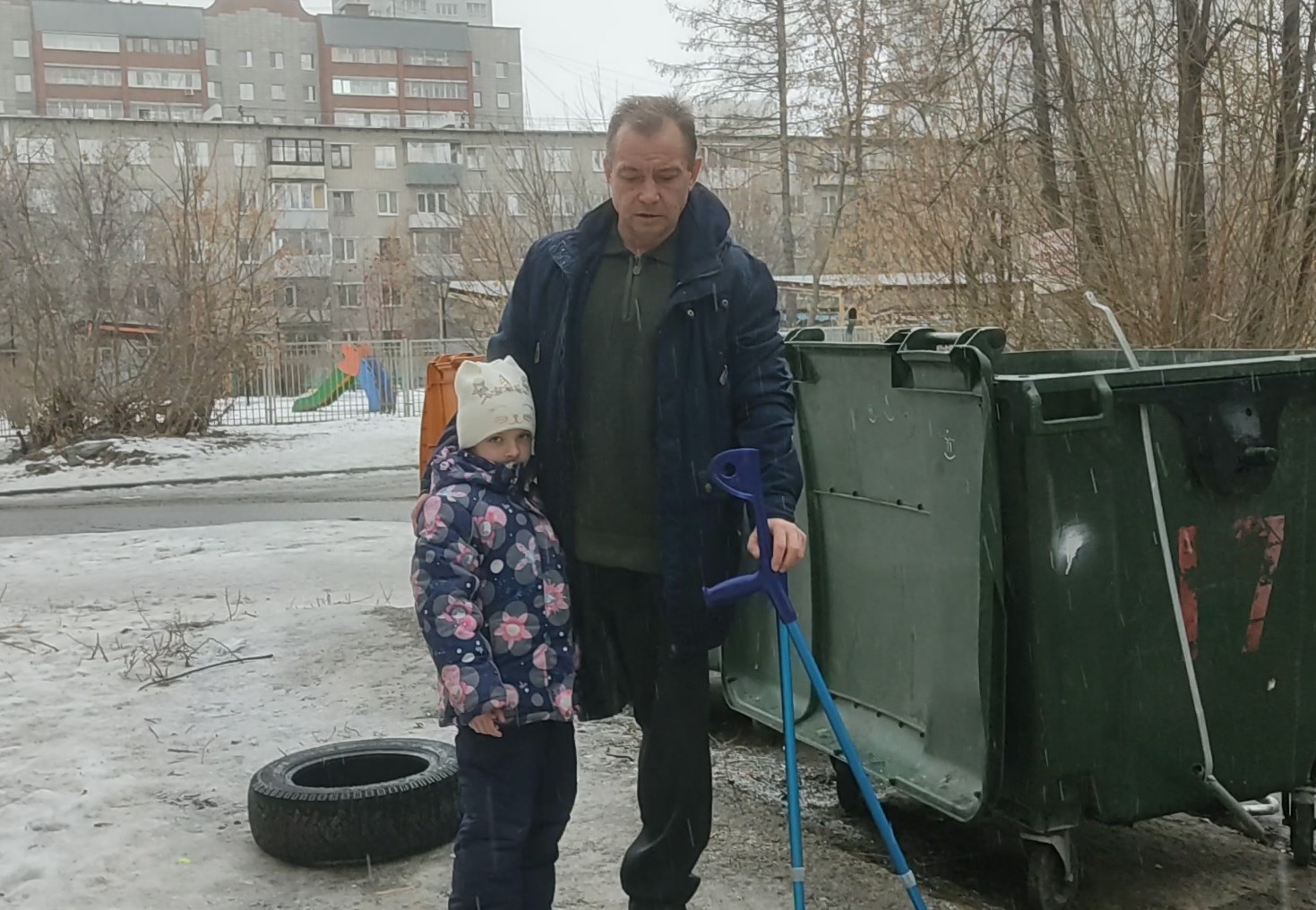 Оказался с дочкой на помойке: в Екатеринбурге одноногого бизнесмена выселили на улицу