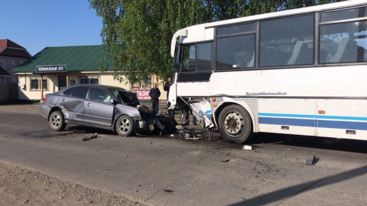 Автобус столкнулся с иномаркой в Зиме, пострадали шесть человек