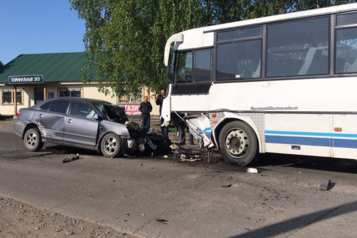 ДТП с автобусом и иномаркой произошло утром 29 мая в Зиме