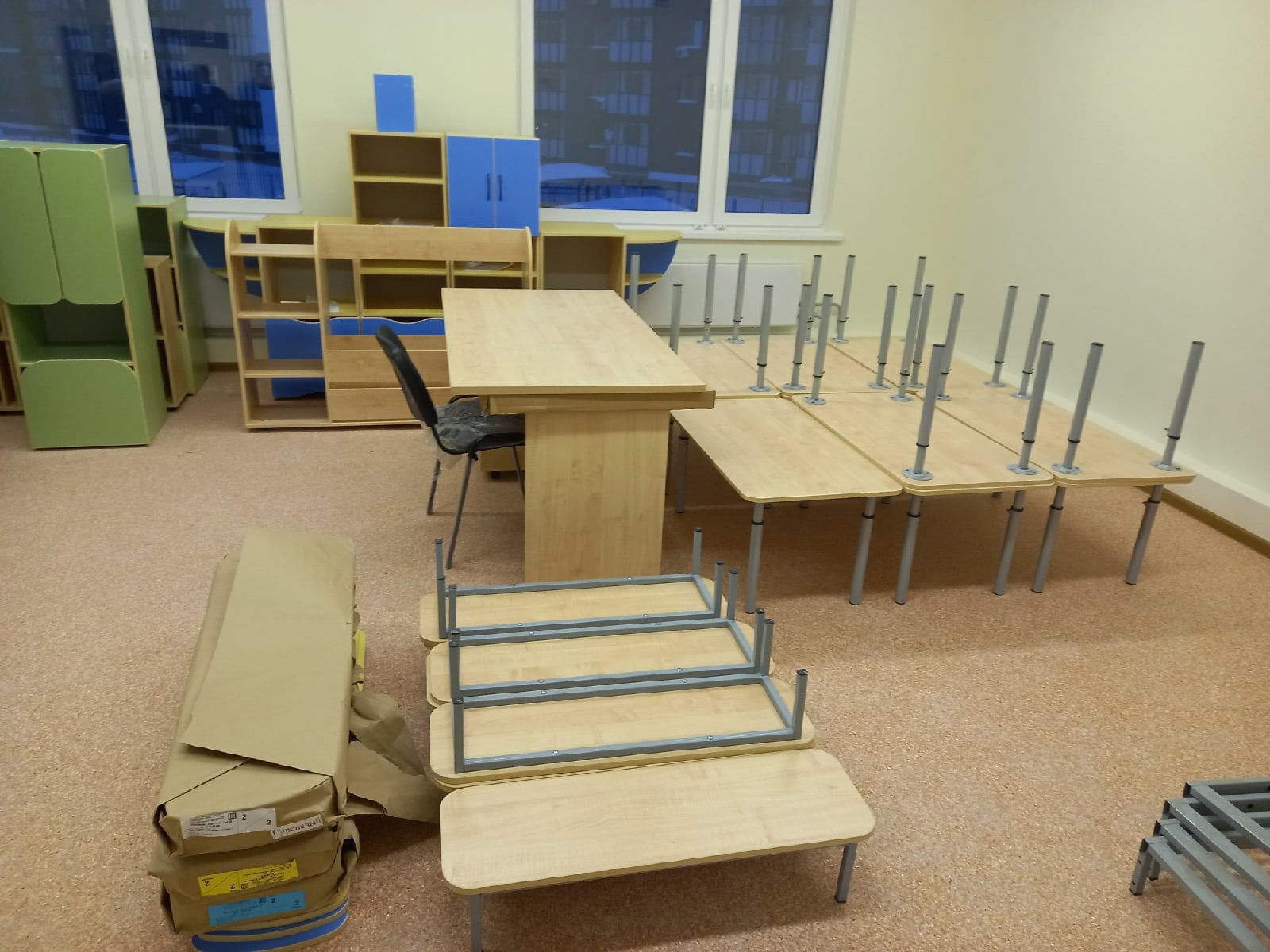 Учебный зал с настоящими партами только небольшого размера