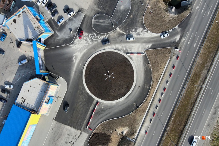 В Екатеринбурге открыли новую дорогу с кольцом. Ее построили, чтобы было проще добираться до больших ТРЦ