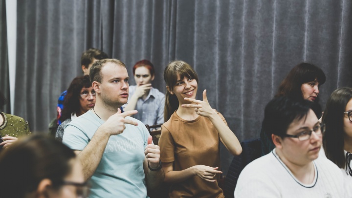 Читать стихи на языке жестов и помогать слабослышащим: где в Ярославле пройти курсы сурдопереводчика