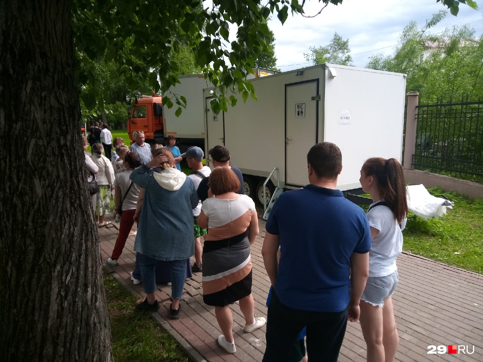Зато людно у общественного туалета в Петровском парке Зато людно у общественного туалета в Петровском парке