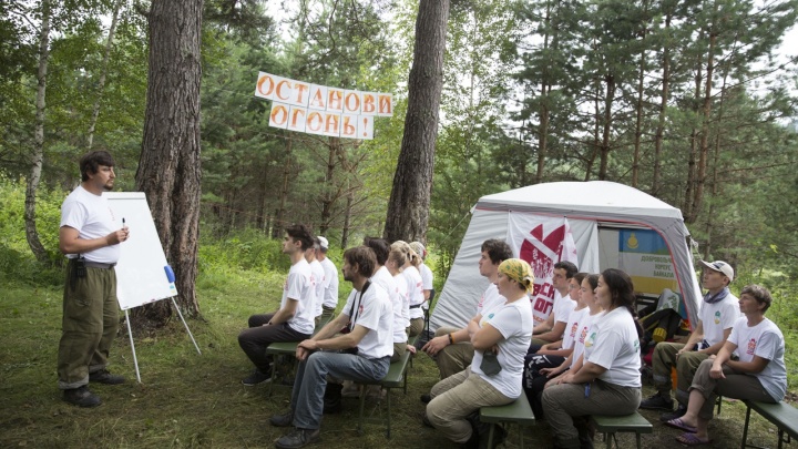 «Вместо того, чтобы тушить, они на телефон снимают!»: в Красноярске набирают отряд добровольцев по тушению природных пожаров