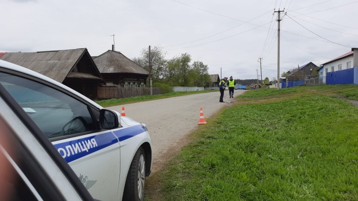 На Урале водитель иномарки сбил девочку на обочине и скрылся. Школьница попала в больницу
