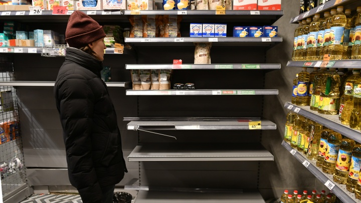 «Кризис был шоковый»: как покупатели на Урале сметали сахар в 1998 году и сейчас