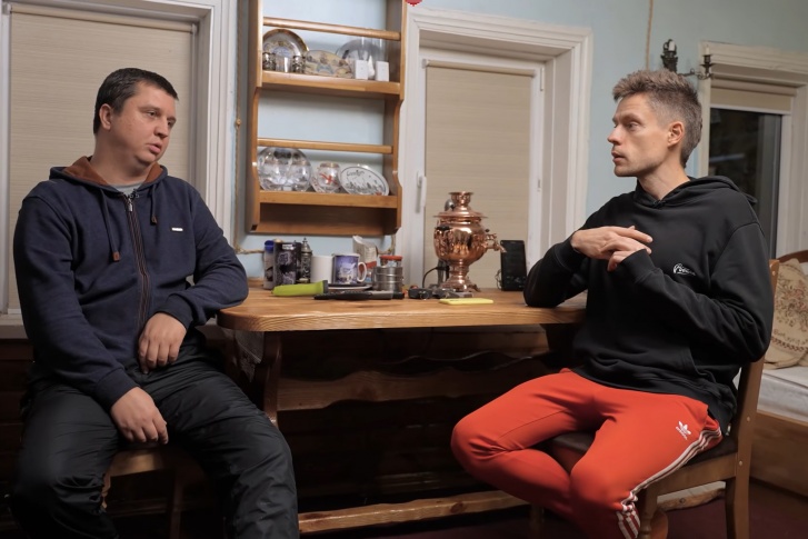 Юрий Дудь берет интервью у руководителя краснодарского отделения Комитета против пыток Сергея Романова