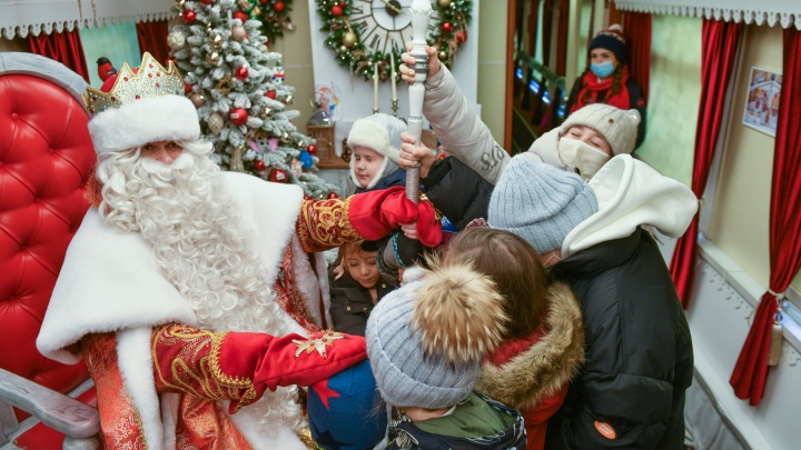 В Екатеринбург приехал сказочный поезд Деда Мороза. Репортаж из резиденции на колесах