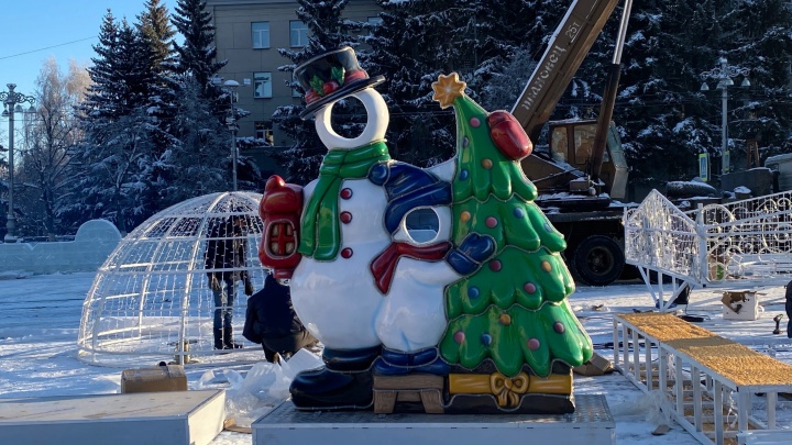 Карета, снеговики и танцующая пара: в центре Кургана к праздникам ставят новые фигуры