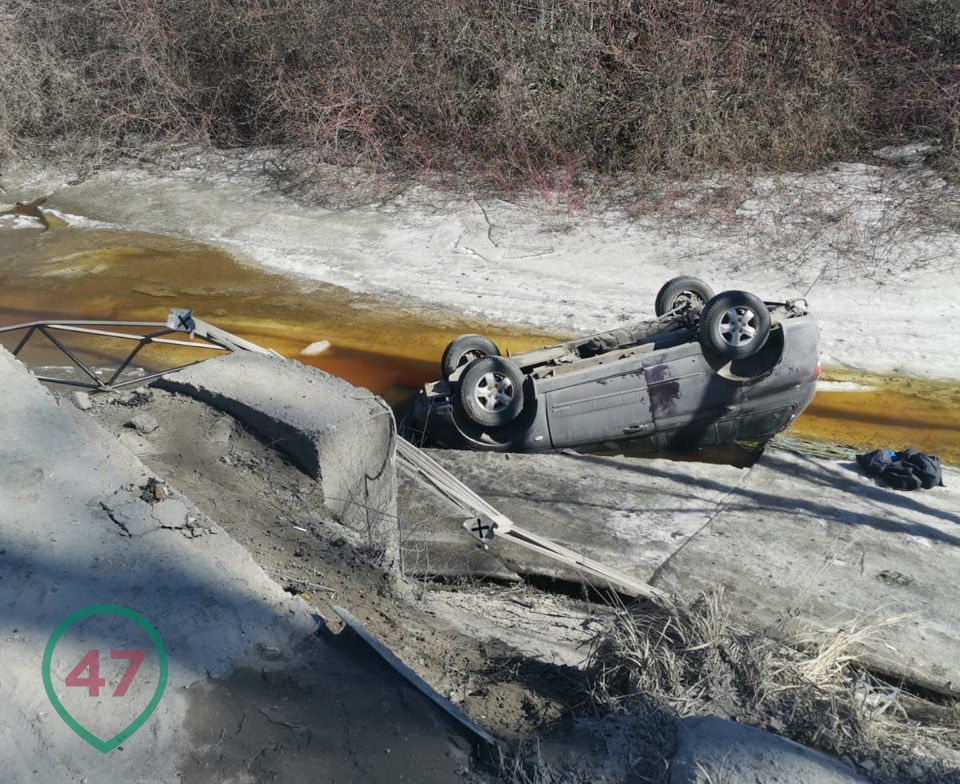 Автомобиль кувырнулся с моста под Петербургом. Водителя нашли на следующий день подо льдом