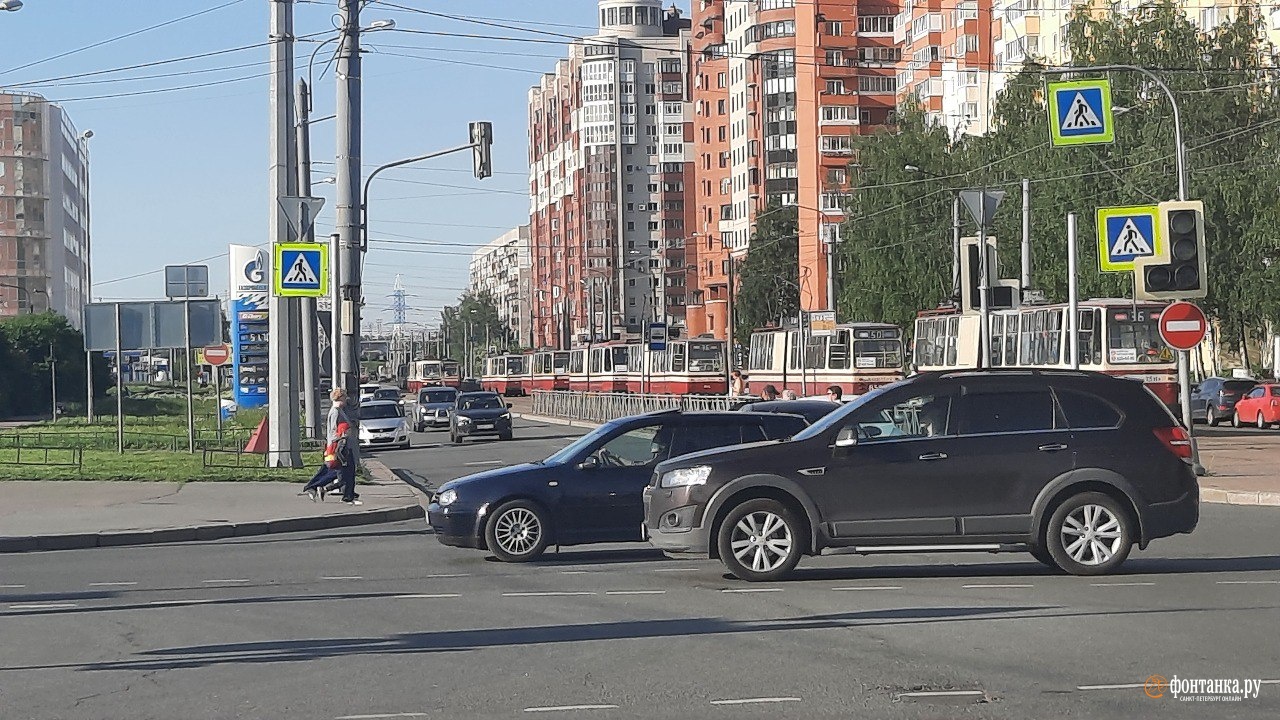 Подросток с пистолетом остановил трамваи на Десантников