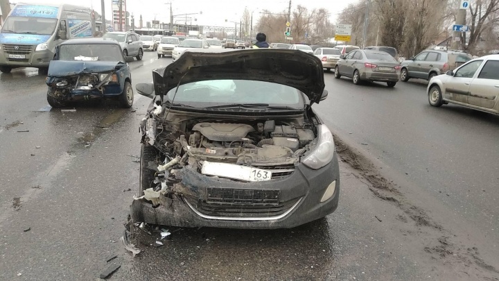Перед всмятку: на Автозаводском шоссе столкнулись ВАЗ-2105 и Hyundai Elantra