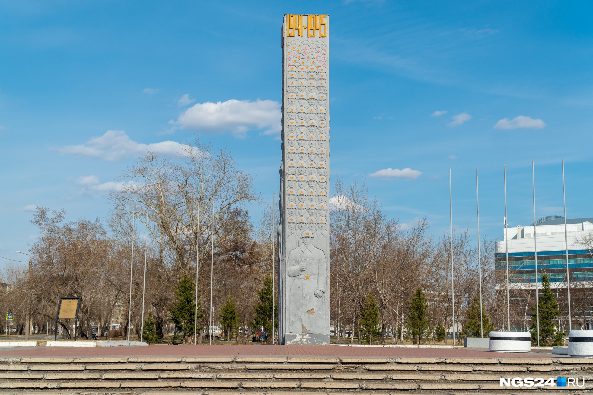 Памятник видно издалека