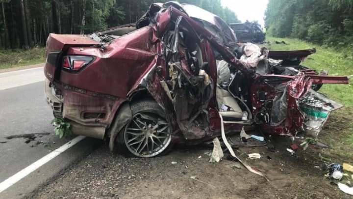 На трассе в Красноярском крае «Лексус» влетел в грузовой фургон, погибла женщина