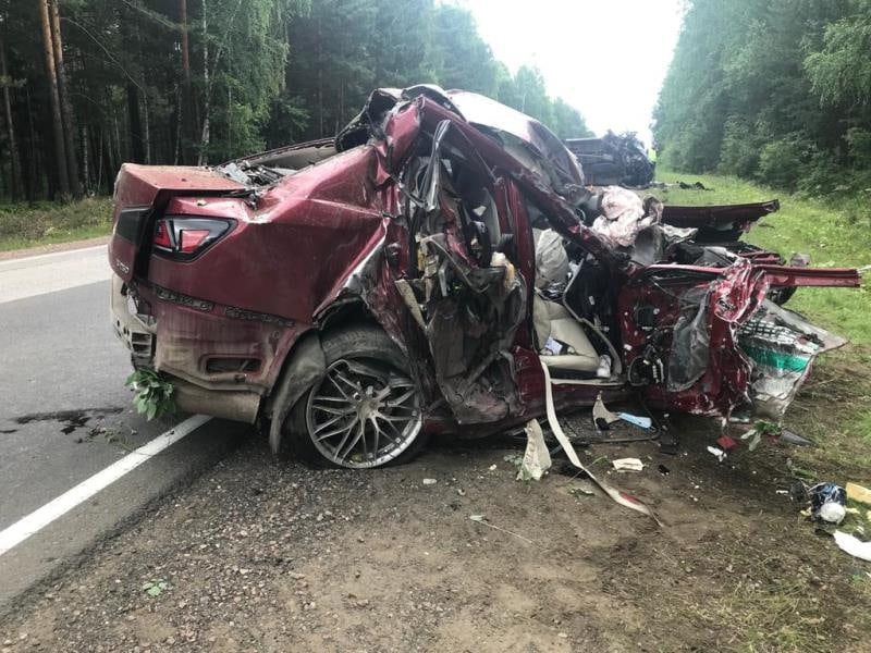 На трассе в Красноярском крае «Лексус» влетел в грузовой фургон, погибла женщина