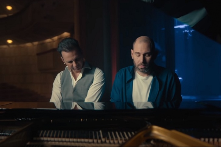 В рекламном ролике Теодор Курентзис учит Семёна Слепакова играть на рояле