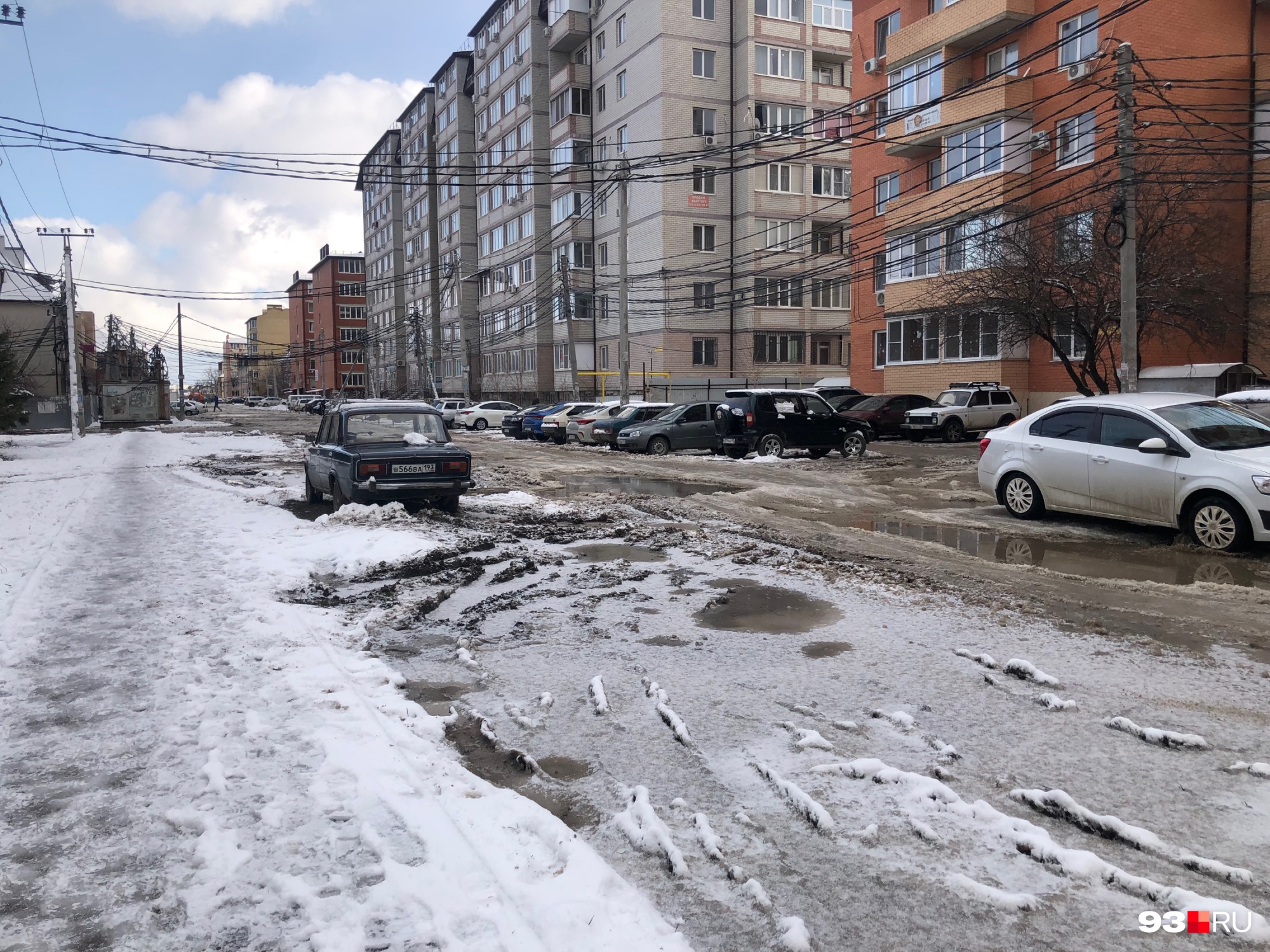 Лужи на дороге покрыты нетронутой корочкой льда, потому что водители не рискуют в них заезжать Лужи на дороге покрыты нетронутой корочкой льда, потому что водители не рискуют в них заезжать