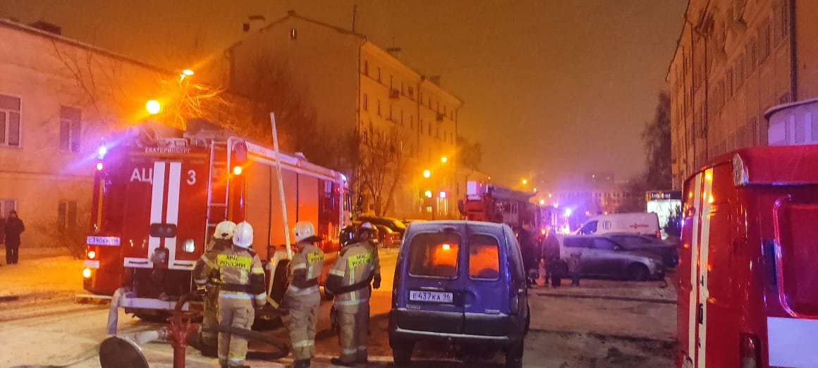 В центр Екатеринбурга съехались 11 пожарных машин. Объясняем, что случилось