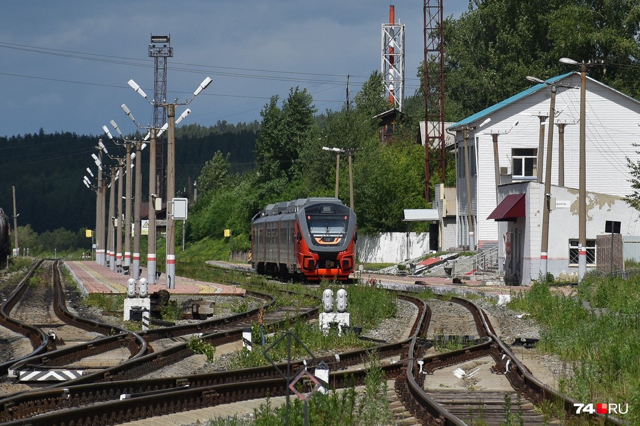 Екатеринбург верхний уфалей орлан. Орлан Челябинск Екатеринбург. Скоростной поезд Орлан Челябинск Екатеринбург. Поезд Орлан Челябинск Екатеринбург. Трамвайный гейт с железной дорогой.